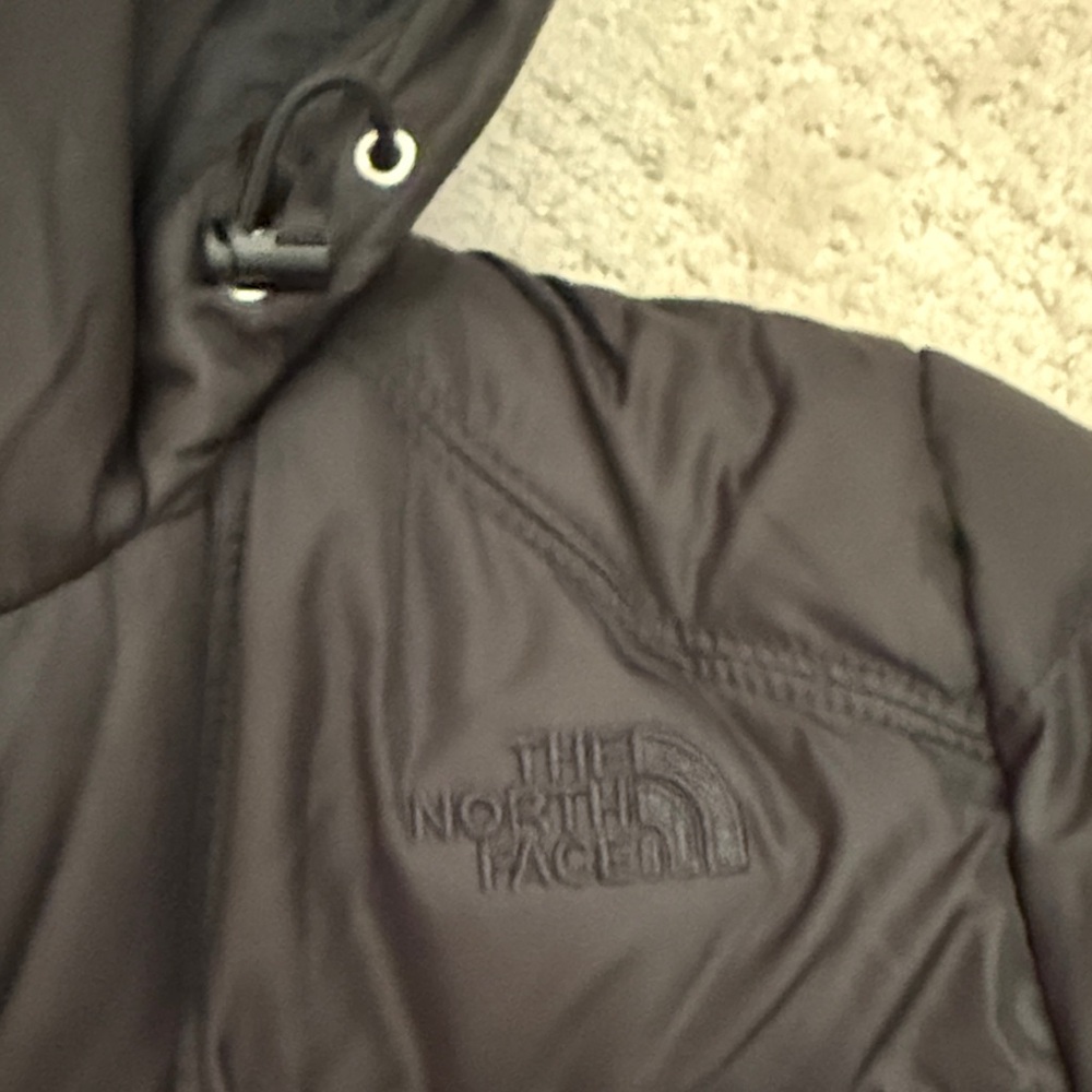 The North Face Women's Classic Black Puffer Jacket - Picture 7 of 9